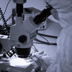 Untersuchung einer defekten Festplatte im Reinraum Labor
